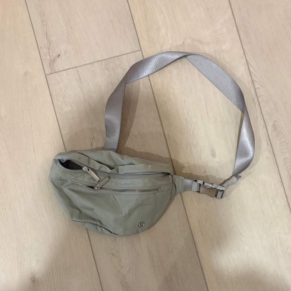 lululemon athletica Men’s Waist Pack in Light Gray